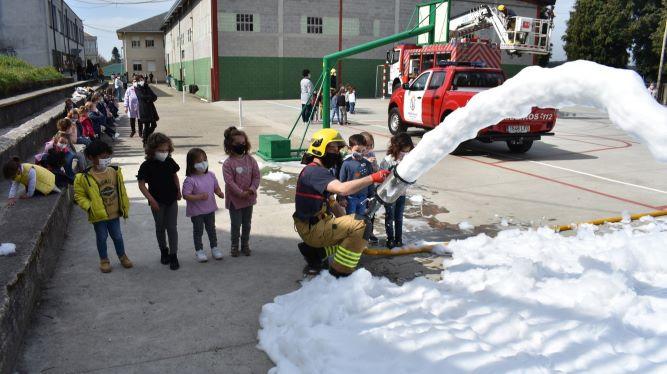  Los bomberos de Vilalba hicieron una visita a los alumnos de infantil, que trabajan sobre este servicio.